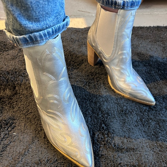 Silver metallic embroidered detailing ankle cowgirl booties. New - Picture 3 of 4